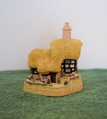 David Winter Collectibles Blossom Cottage. In excellent condition, boxed.