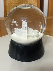 VINTAGE SOUVENIR OF THE ROCK AND ROLL HALL OF FAME GLITTER SNOW GLOBE