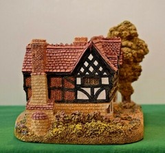 Lilliput Lane Warwick Hall In excellent condition, boxed. Signed. Version 3.