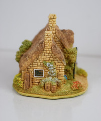 Lilliput Lane Revolution House Mint in its original box with a deed. L2819