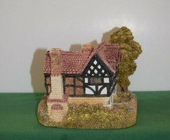 Lilliput Lane Warwick Hall In excellent condition, boxed. Signed. Version 3.