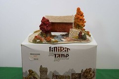 Lilliput Lane Collectibles Covered Memories Mint in original box.