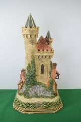 David Winter Premiere Guardian Castle. In box Limited Edition 135 of 1500.