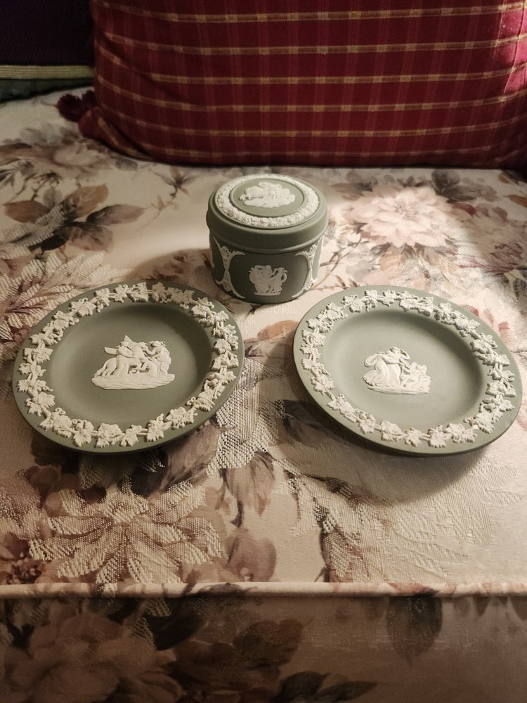 Vintage Small Wedgwood Trinket Box and 2 Dishes Green Jasperware Round Carving