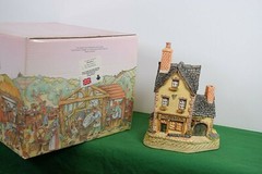 David Winter Cottages Murphys In its original box with a COA.