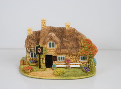 Lilliput Lane Revolution House Mint in its original box with a deed. L2819
