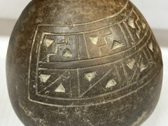 NICELY ENGRAVED PRE-COLUMBIAN INCA ARYBALLOS EFFIGY POTTERY BOTTLE / JAR, MEXICO