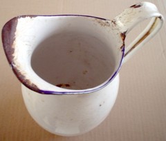 ONE VINTAGE WHITE ENAMEL POT **** UN ANCIEN POT EN ÉMAIL BLANC