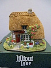 Lilliput Lane Cottages The Wrinkled Stocking Tearoom.Mint in box with a deed.