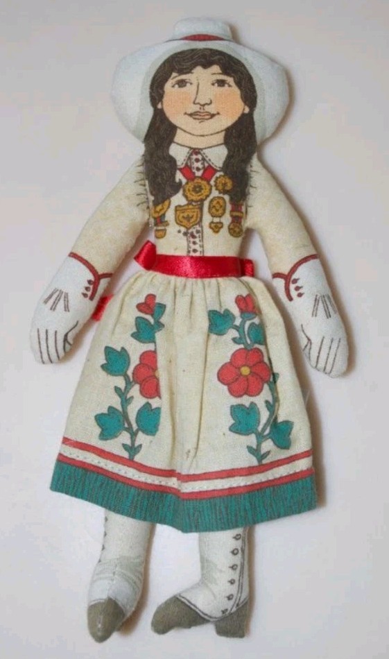 Vintage 1979 HALLMARK Famous Americans ANNIE OAKLEY Cloth Doll