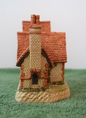 David Winter Staffordshire Vicarage. In excellent condition with COA, boxed.