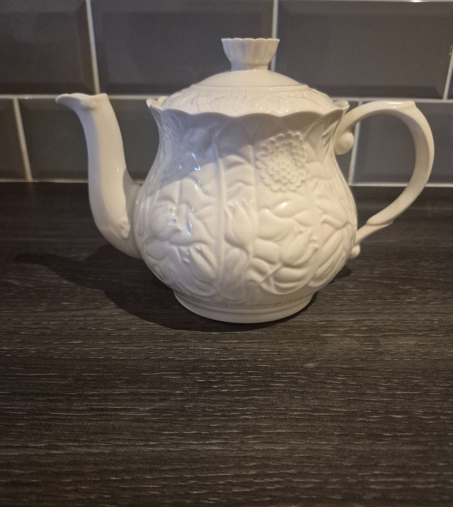 Belleek Serenity Floral Tea Pot – Ireland – Excellent Condition