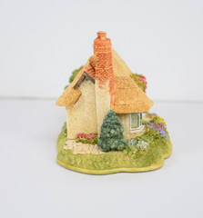 Lilliput Lane Dun Romin L2910. Mint in its original box with a deed.