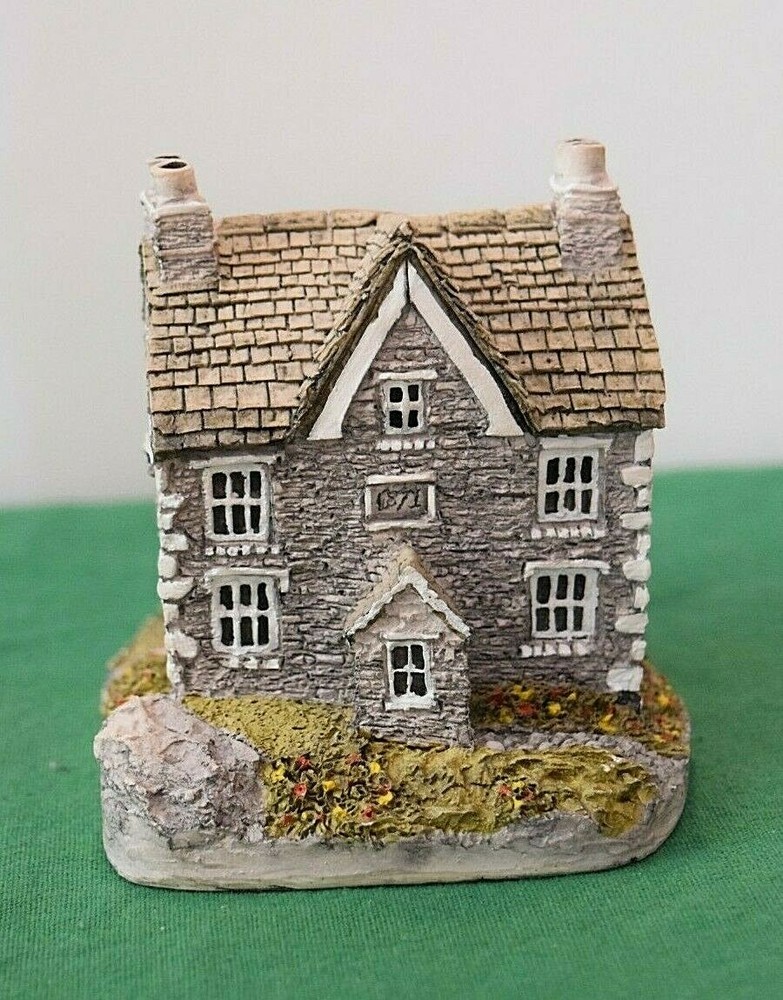 Lilliput Lane Lakeside House Version 3. In excellent condition, boxed. Rare