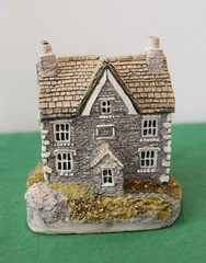 Lilliput Lane Lakeside House Version 3. In excellent condition, boxed. Rare