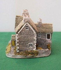 Lilliput Lane Lakeside House Version 3. In excellent condition, boxed. Rare