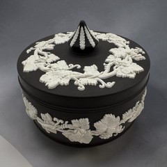 WEDGWOOD Black Jasperware 5″ Round Grapevine TRINKET BOX England UK Grape Leaf