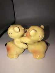 ￼Vintage ceramic salt pepper shakers Bears Light Brown Tellington Huggers Fun