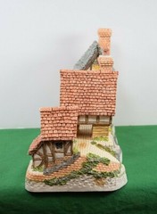 David Winter Cottages Arches Thrice. In original box. Signed by David Winter