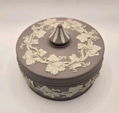 Round Lid Lilac Wedgewood Jasperware Jewelry Trinket Box Grapevine Bas Reliefs