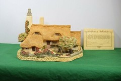 David Winter Cottages Orchard Cottage In original box with a COA.