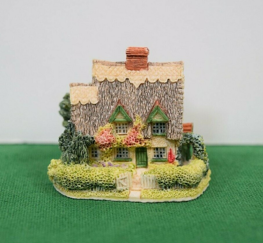 Lilliput Lane Miniatures Cotman Cottage. Mint in its original box.