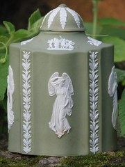 WEDGWOOD RARE TEA CADDY GREEN DIP JASPER AND WHITE RELIEFS OF ZEPHYRS AND GARLAN