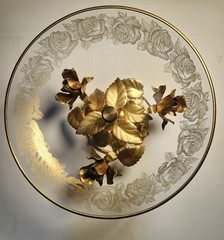 VINTAGE MID CENTURY ITALIAN 24K GOLD COLORED GILT TOLE ROSE PEDESTAL CANDY BOWL
