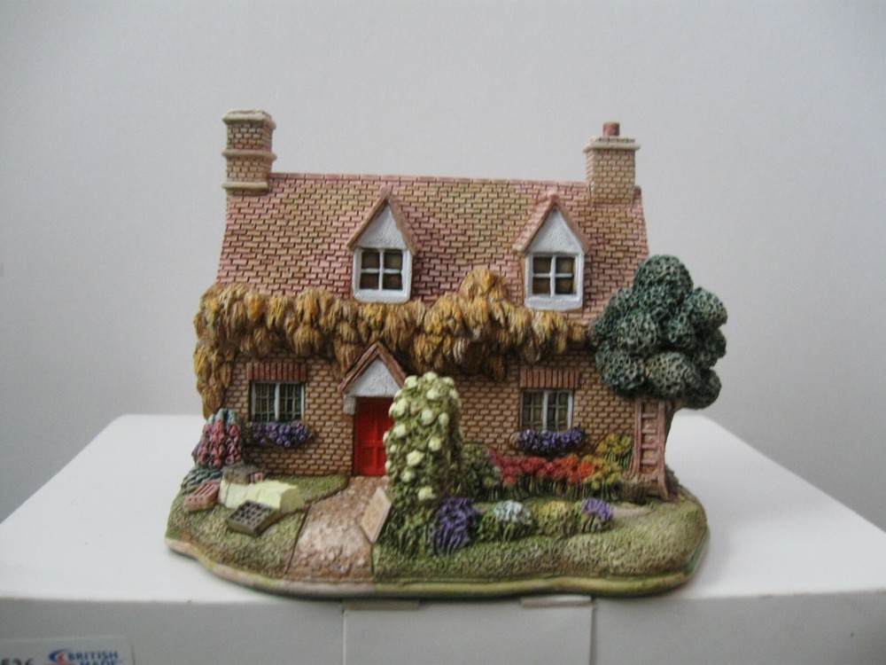 Lilliput Lane Cottages Damson Cottage Mint in original box with deed. L3526