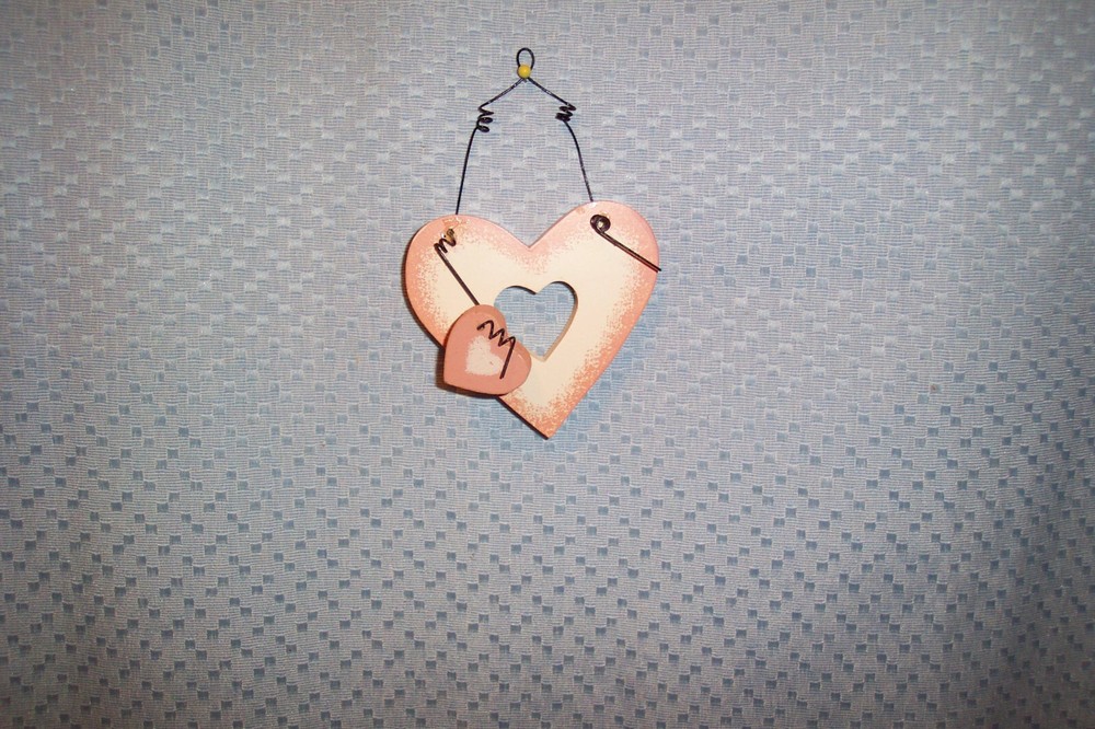 HAND CRAFTED COUNTRY WOOD WALL HANG “3.5” PEACH TRIMMED HEART” ( New Old Stock)
