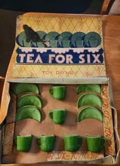 1944 J. Pressman Co. Chiquita Jade Gr Akro Agate “Tea for Six” Fingerloop