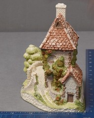 David Winter Tollkeeper’s Cottage collectible cottage sculpture PAINT WORN