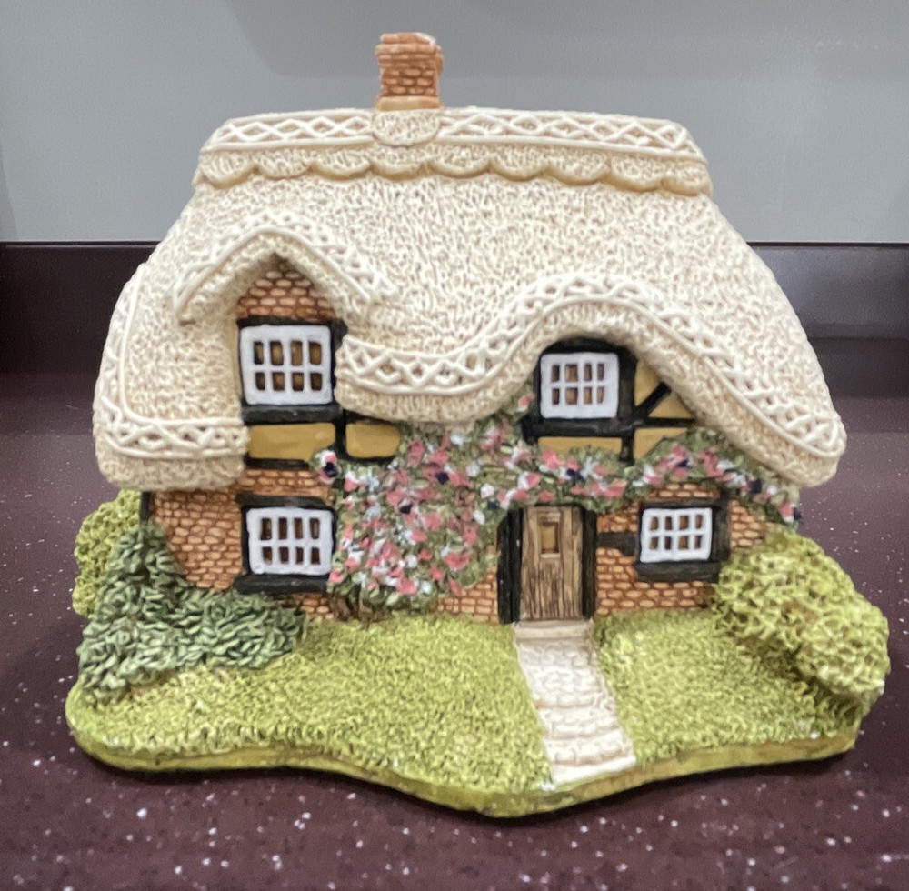 Lilliput Lane 1990 “Bramble Cottage” English Collection.