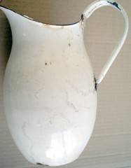 ONE VINTAGE WHITE ENAMEL POT **** UN ANCIEN POT EN ÉMAIL BLANC