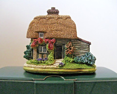 Lilliput Lane Granny’s Bonnet L2080 Mint in its original box with a deed.