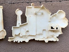 Vintage 1975 HOMCO Plastic WALL PLAQUES RED BARN AND FARM HOUSE Kitchen Wall Art