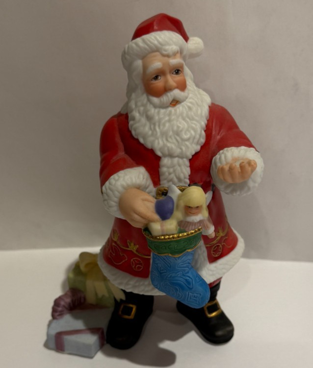 2000 The Lenox Santa Collection. LENOX 2000 annual SANTA CLAUS Figurine.