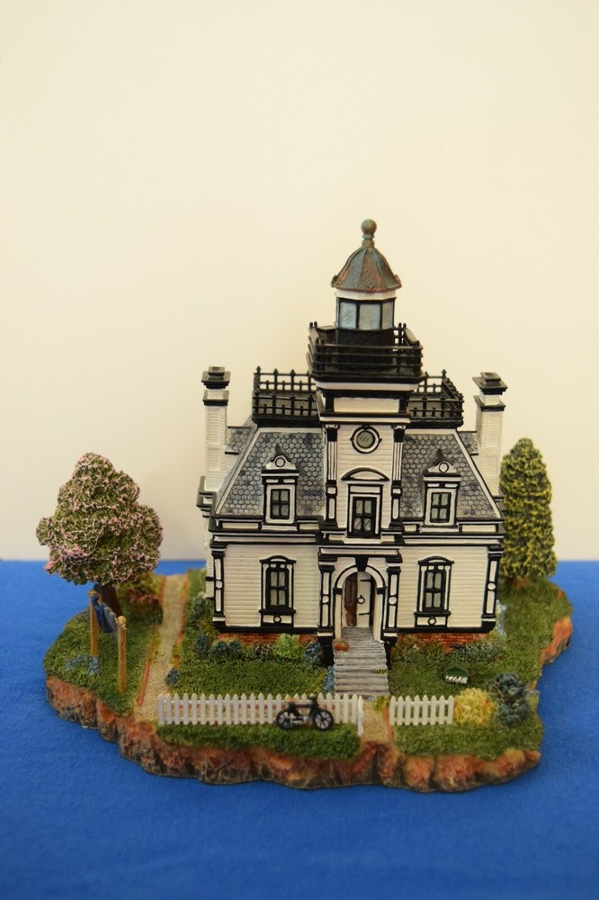 Harbour Lights Spring at Fort Tomkins, NY MIB with COA. Signed. HL652