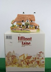 Lilliput Lane Periwinkle Cottage Mint in original box with a deed.
