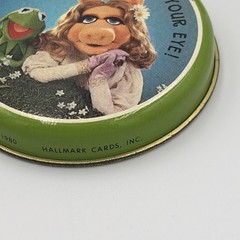 Vintage 1980 Hallmark Muppets Tin Kermit The Frog and Miss Piggy 2 inch diameter
