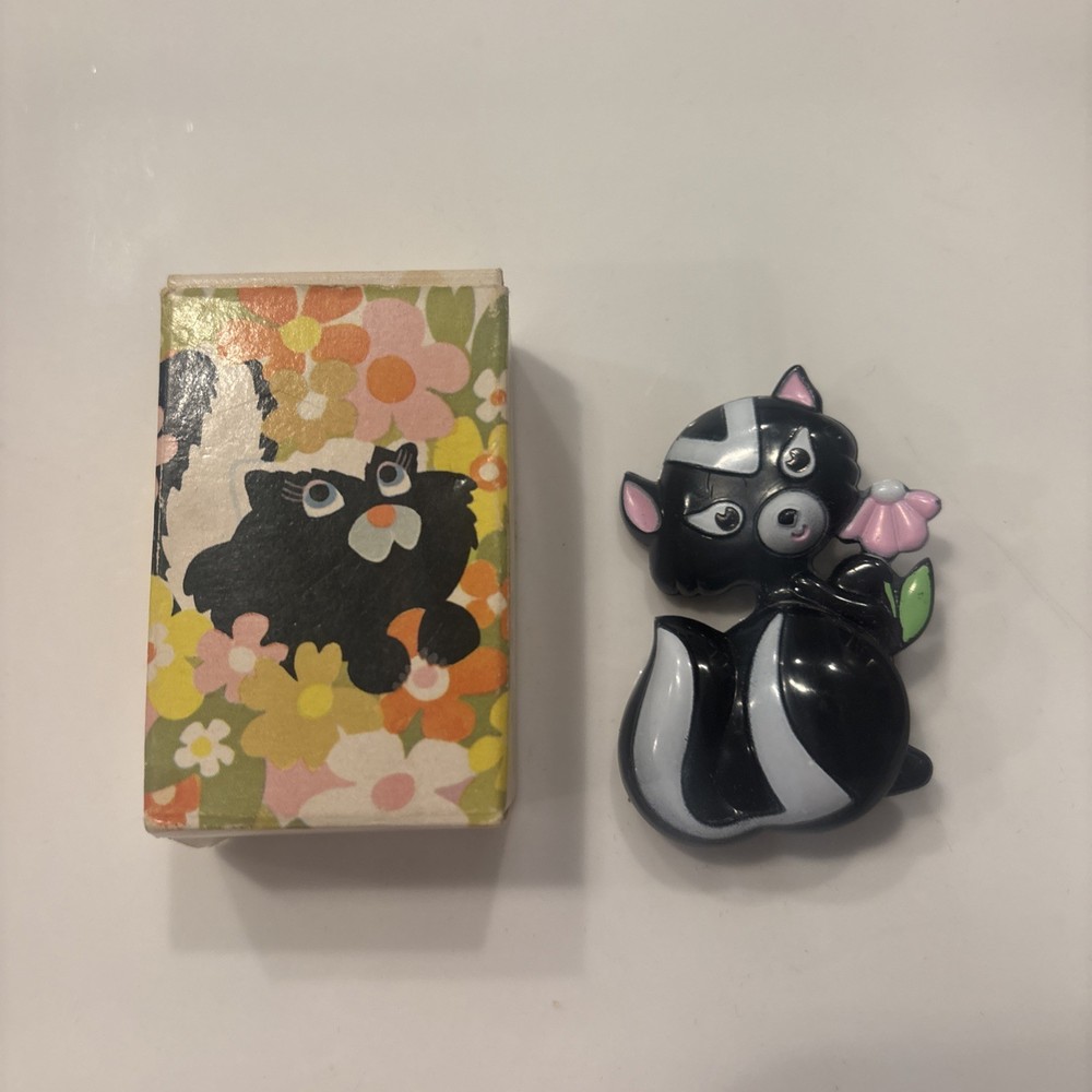 Vintage Avon Glace Pin Pal Sniffy the Skunk Easter old Stock 1972
