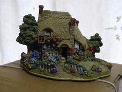 Rare Lilliput Lane – The Nineteenth – L2409 in original packaging