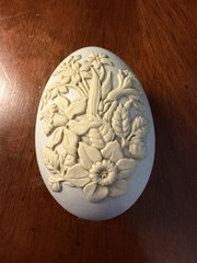 Wedgwood Primrose Yellow On White Jasperware 2.75″ Daffodil Egg – Original Box