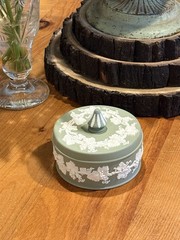 Vintage Wedgwood Sage Green Jasperware 5″ Round Finial Lid Trinket Jewelry Box