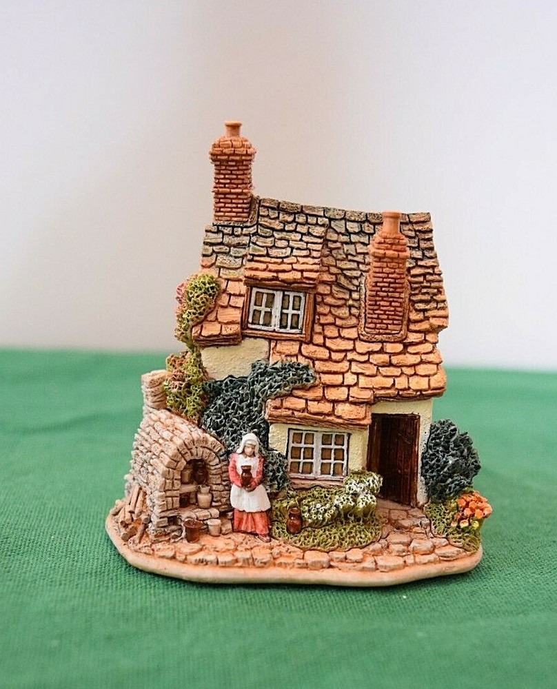 Lilliput Lane Cottages Kiln Cottage L2124 Mint in original box with deed.