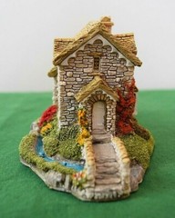 Lilliput Lane Helmere Cottage In excellent condition with deed and original box.