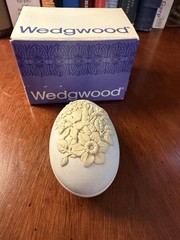 Wedgwood Primrose Yellow On White Jasperware 2.75″ Daffodil Egg – Original Box