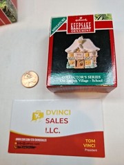 1990 HALLMARK KEEPSAKE MINIATURE ORNAMENT OLD ENGLISH VILLAGE SCHOOL HMM7 VTG