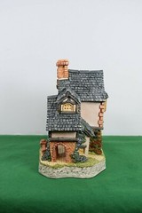 David Winter The Tartan Teahouse Mint in original box with a COA.