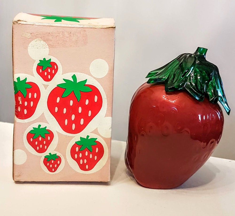 Avon Big Berry Decanter Strawberry Bath Foam 10 oz Red Plastic Bottle NOS Box